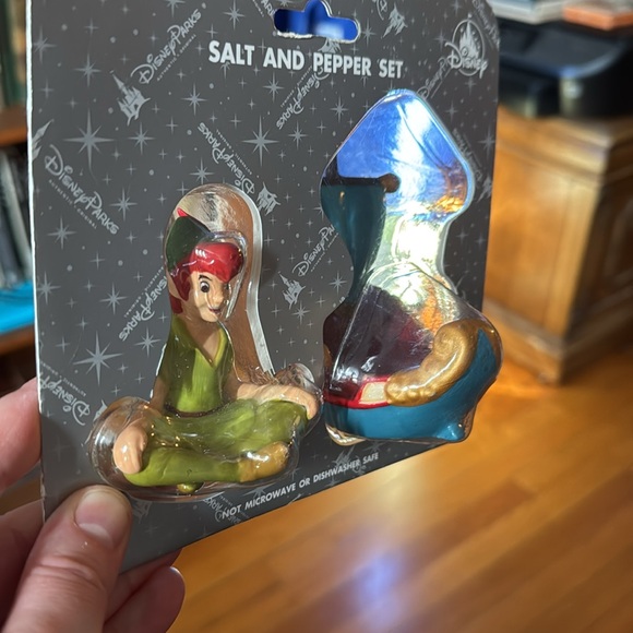 ✨ Disney Peter Pan Salt and Pepper Shakers - Picture 4 of 5